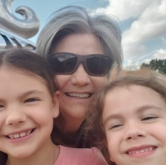 Meet your Posher, Lori - Picture 1 of 1